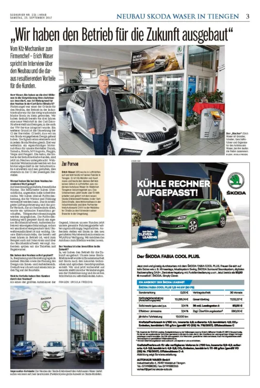 Ein Mann steht neben einem weißen Škoda Octavia in einem Autohaus.