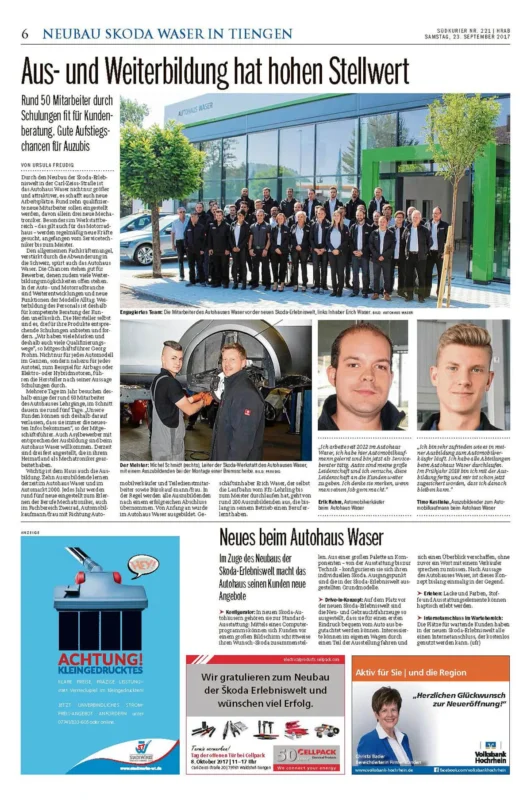 Gruppenfoto der Mitarbeiter des Autohauses Waser vor dem neuen Skoda-Erlebniswelt-Gebäude.