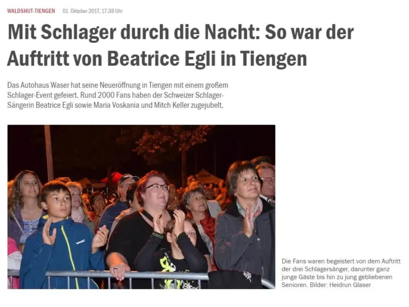 Eine Gruppe von Menschen klatscht und schaut begeistert bei einem Schlager-Event.