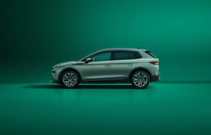 Elroq-gg_bp1920_1 Ein grüner Škoda Elroq SUV steht seitlich vor einem grünen Hintergrund.