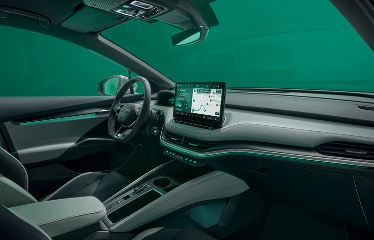 Elroq-gg_bp1920_2 Innenraum eines modernen Autos, vermutlich ein Škoda Elroq, mit großem Touchscreen-Display auf der Mittelkonsole.