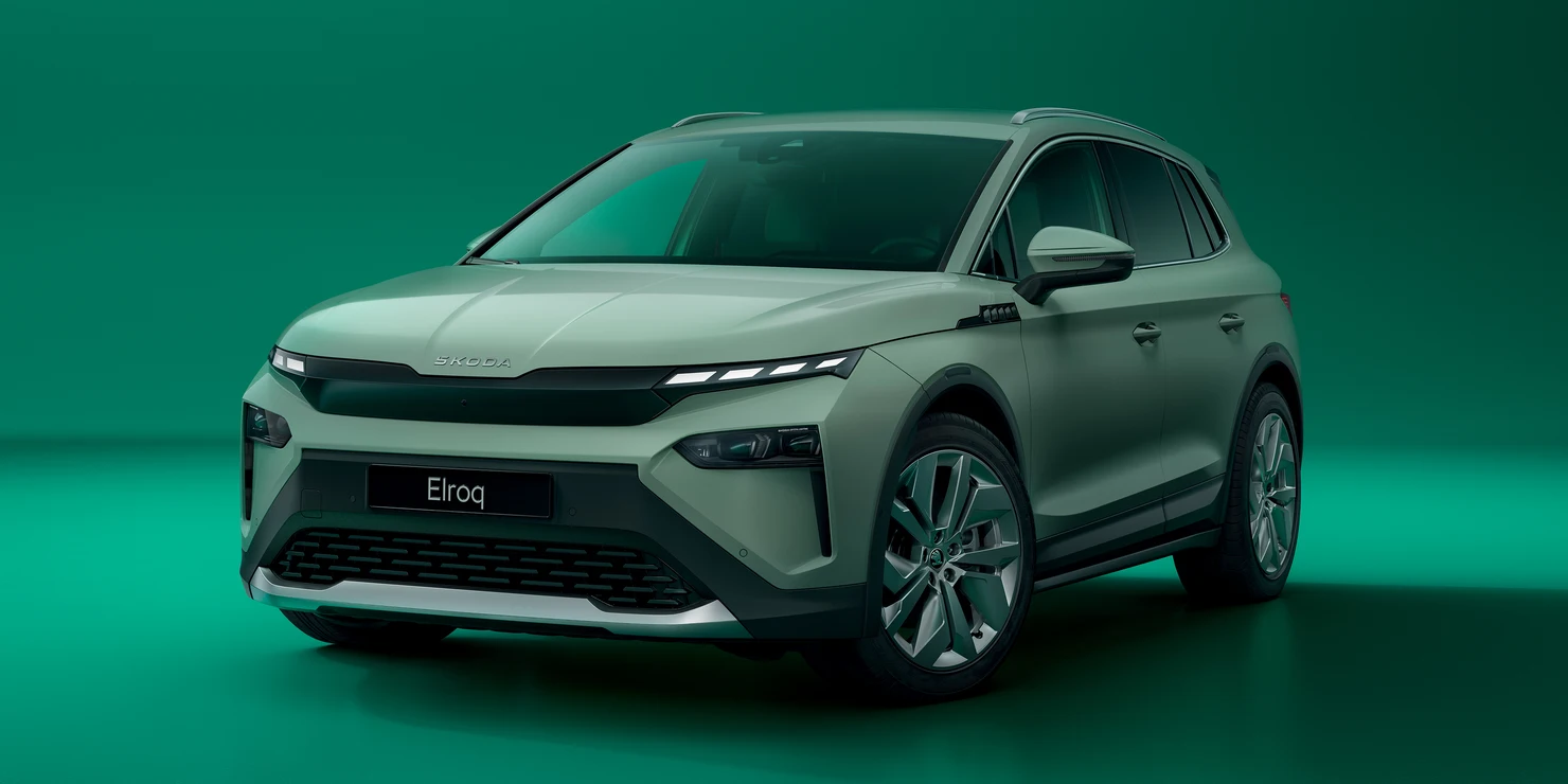 Ein Skoda Elroq SUV auf grünem Hintergrund.