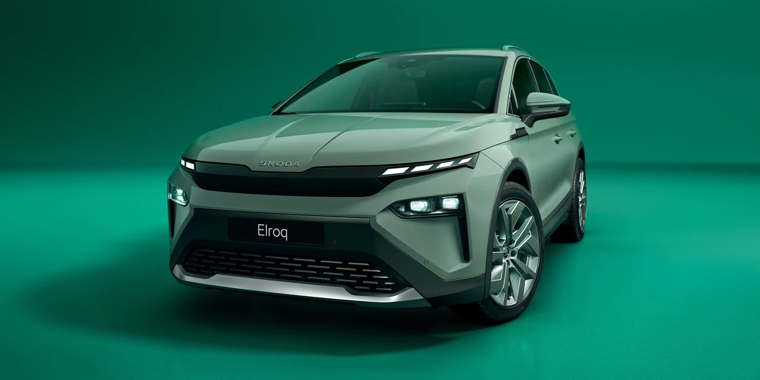Ein Skoda Elroq Auto auf grünem Hintergrund.