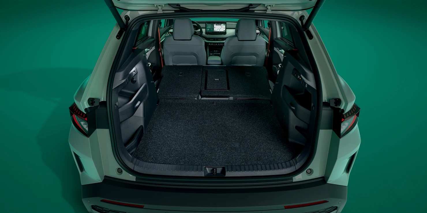 Kofferraum eines Skoda Elroq mit umgeklappten Rücksitzen, die zusätzlichen Laderaum bieten.