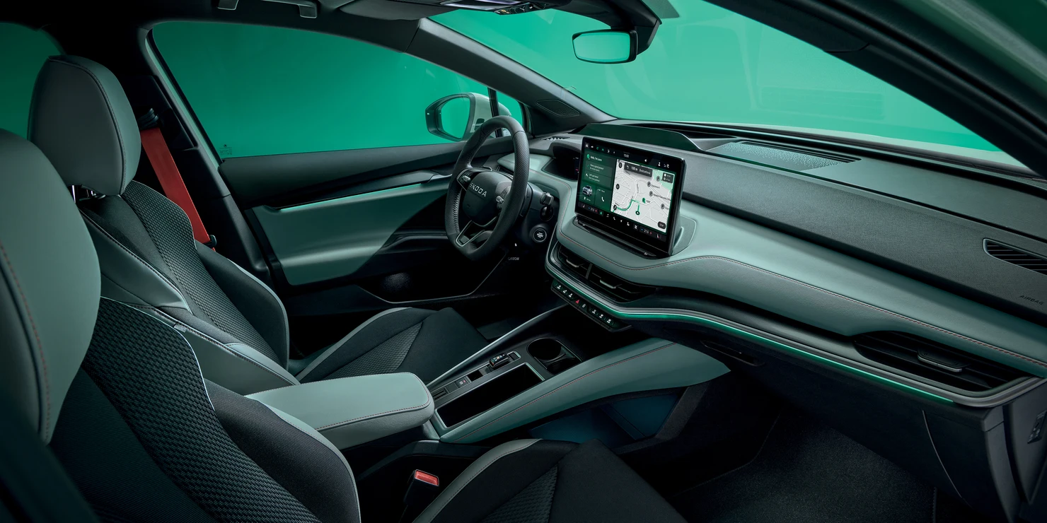 Innenraum eines Skoda Elroq mit modernem Armaturenbrett und großem Display.