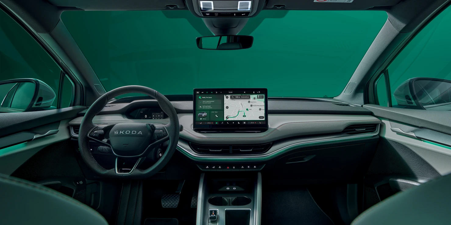 Innenraum eines Škoda Elroq mit modernem Armaturenbrett und großem Touchscreen.