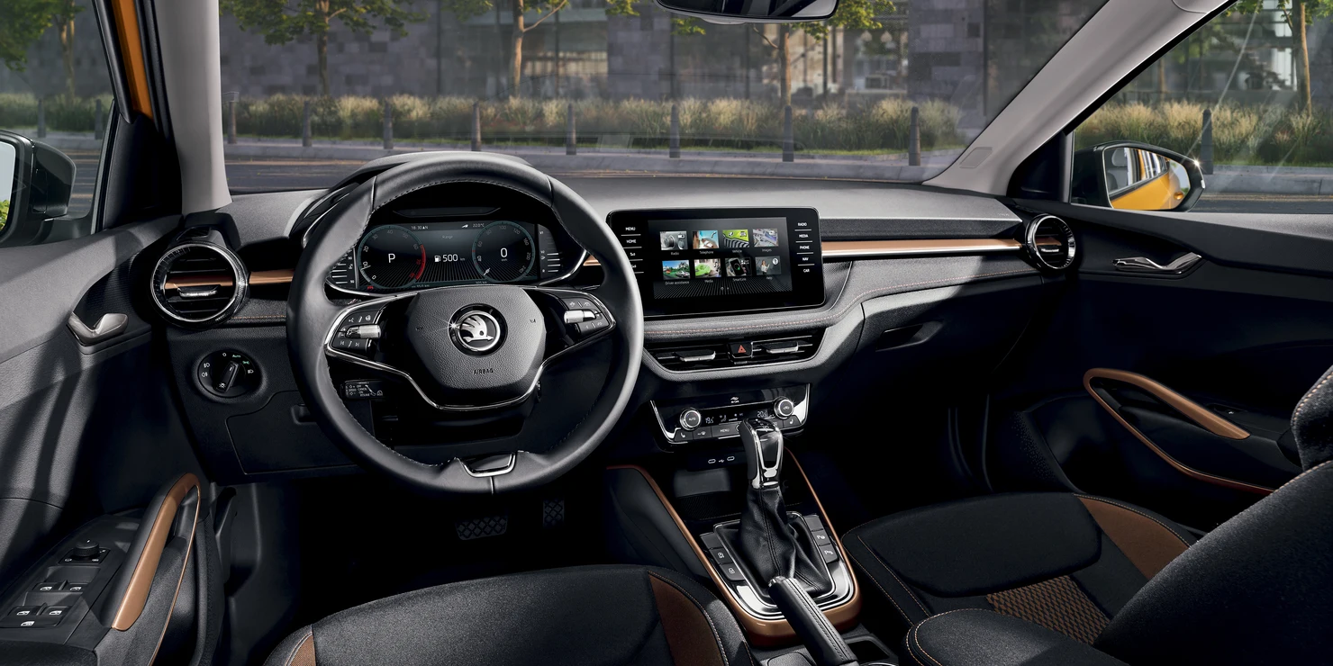 Innenraum eines Škoda Fabia mit modernem Armaturenbrett und Infotainment-System.