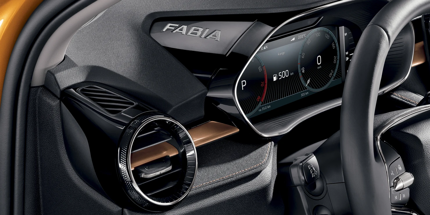 Innenansicht eines Škoda Fabia mit Fokus auf das digitale Armaturenbrett und die Lüftungsdüse.