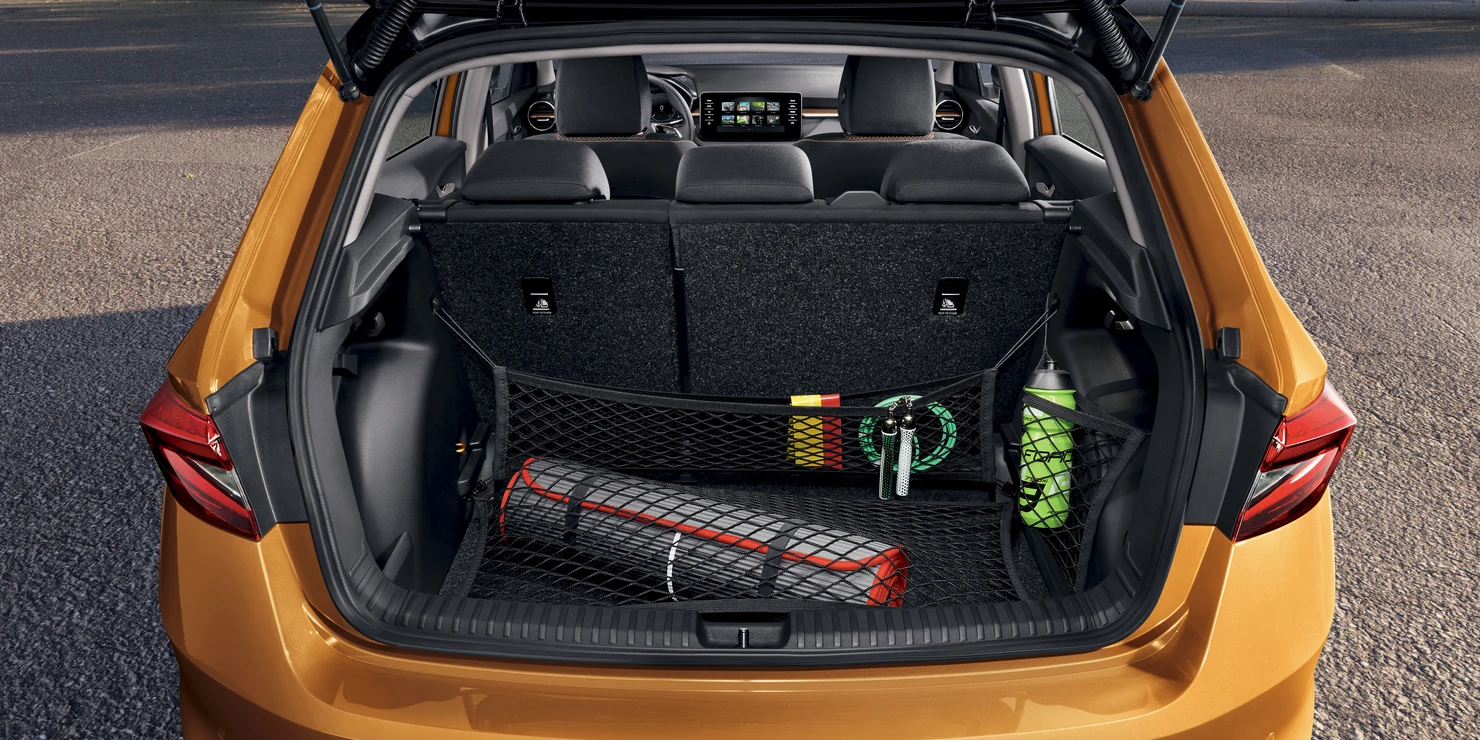 Kofferraum eines Skoda Fabia mit Gepäcknetz und verschiedenen Gegenständen.