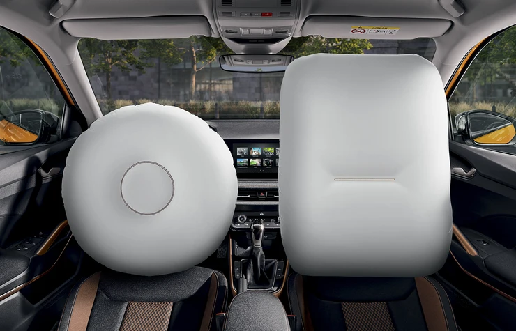 Fabia_small_3 Innenansicht eines Autos mit ausgelösten Frontairbags auf Fahrer- und Beifahrerseite.