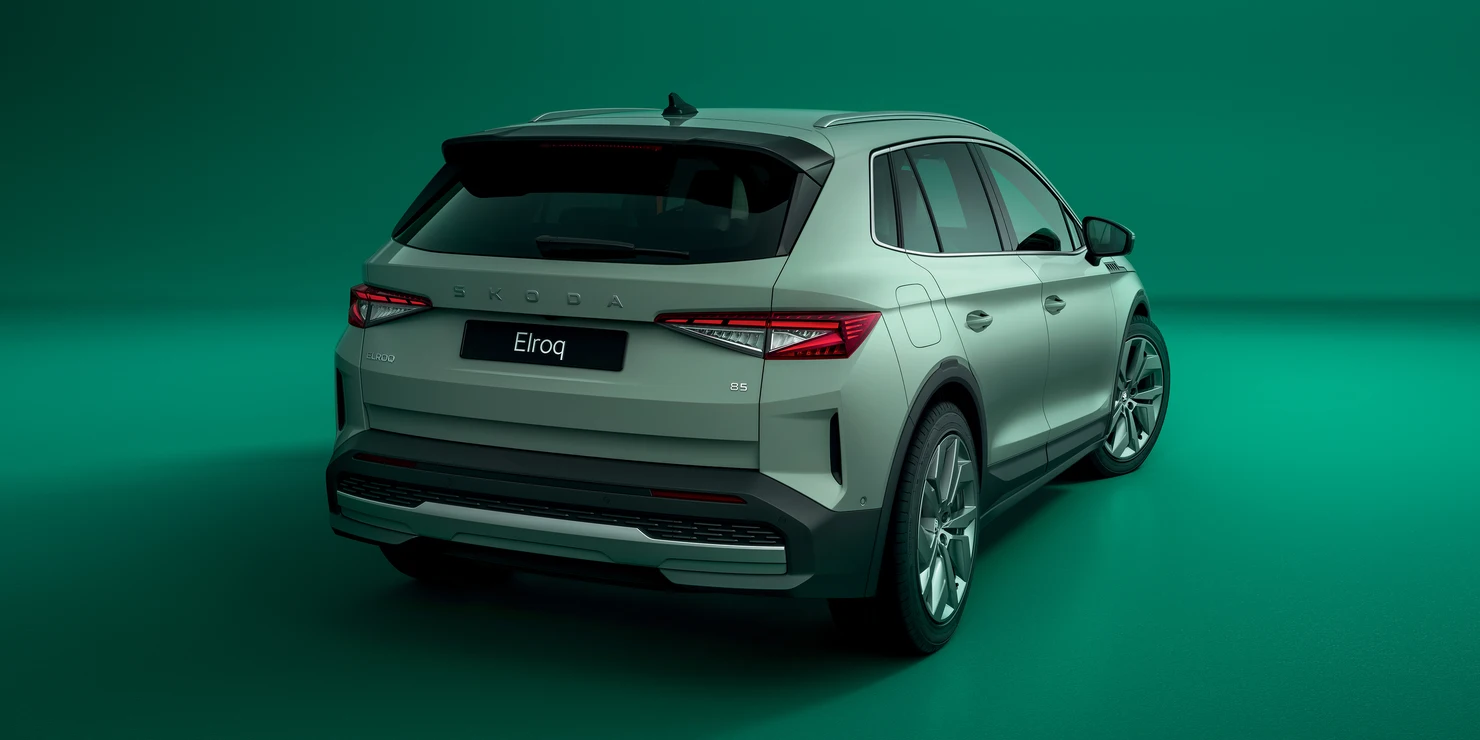 Ein Skoda Elroq SUV von hinten auf grünem Hintergrund.