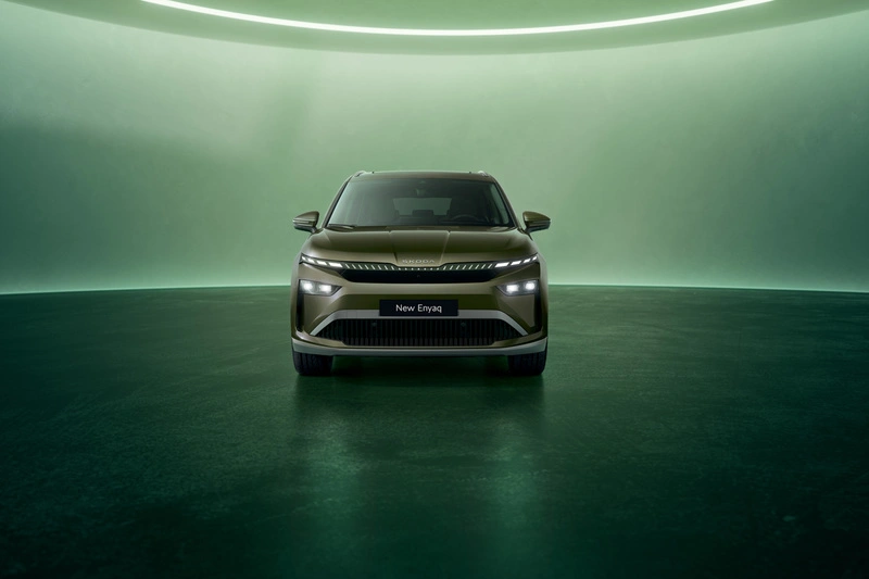 Ein neuer Škoda Enyaq steht in einem futuristisch beleuchteten Raum.
