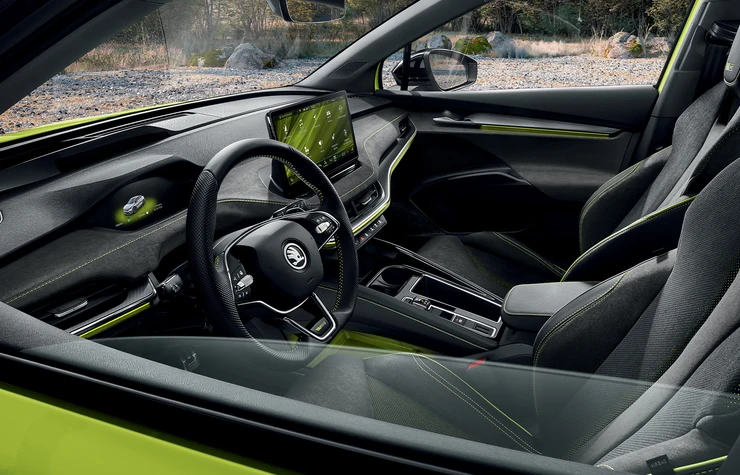 Innenraum eines Skoda Enyaq Coupé mit modernem Armaturenbrett und Lenkrad.
