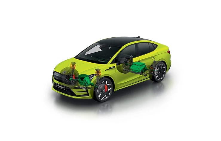 enyaq-coupe-leiste_03 Ein grünes Škoda Enyaq Coupé mit sichtbaren technischen Komponenten.