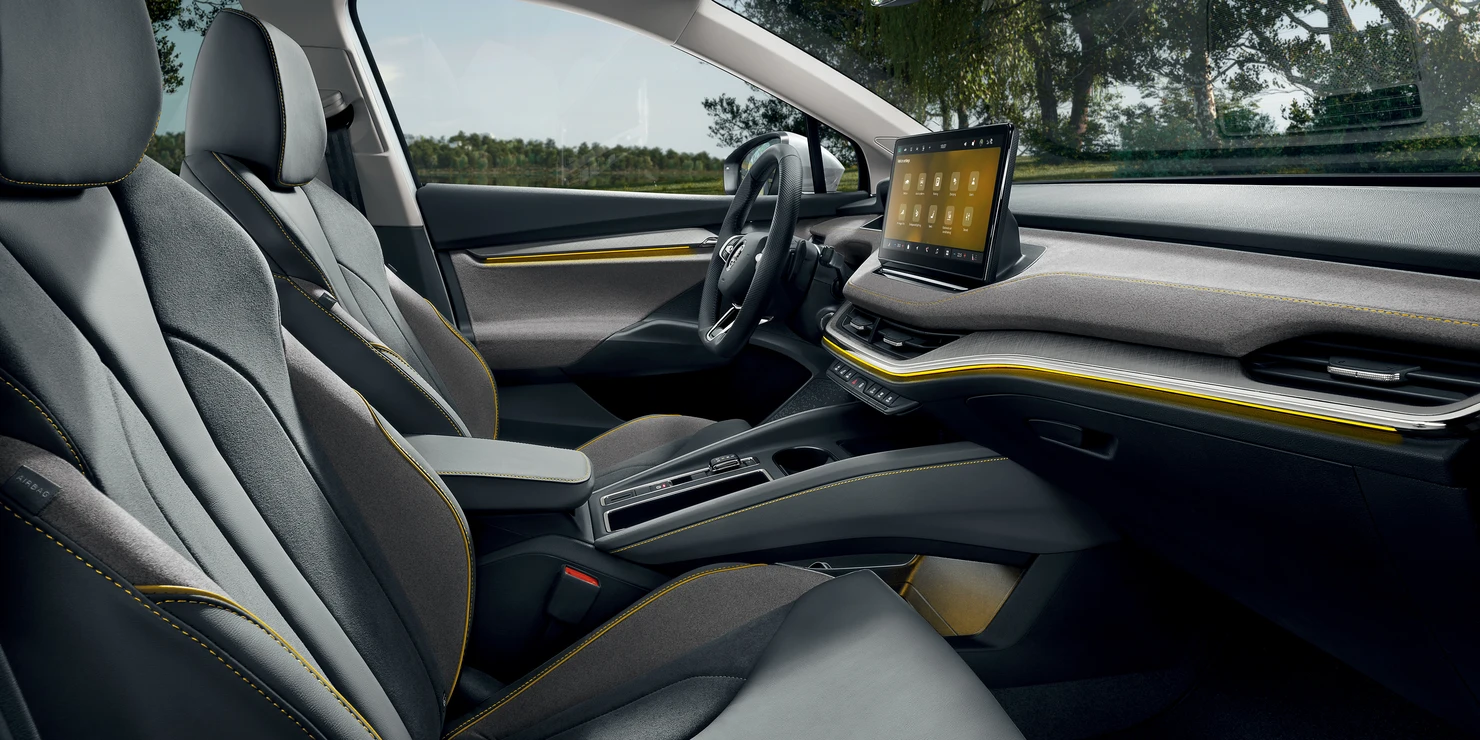 Innenraum eines Škoda Enyaq Coupé mit modernem Armaturenbrett und zentralem Display.