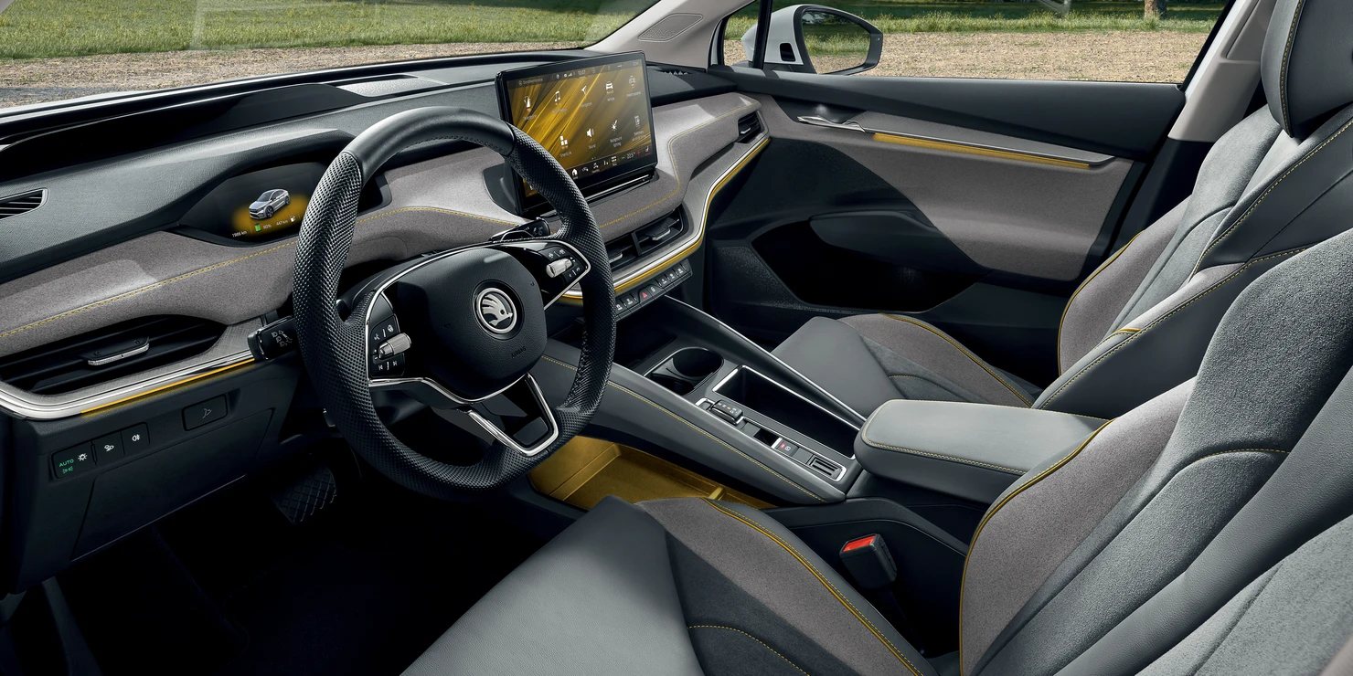 enyaq-coupe_2024_008 Innenraum eines Škoda Enyaq Coupé 2024 mit modernem Cockpit und Display.