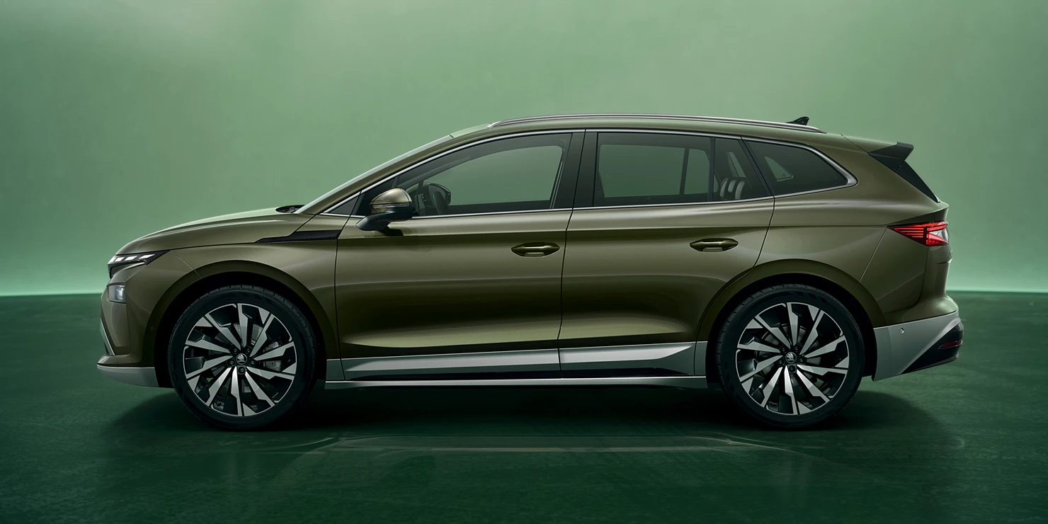 Seitenansicht eines Skoda Enyaq in olivgrün.