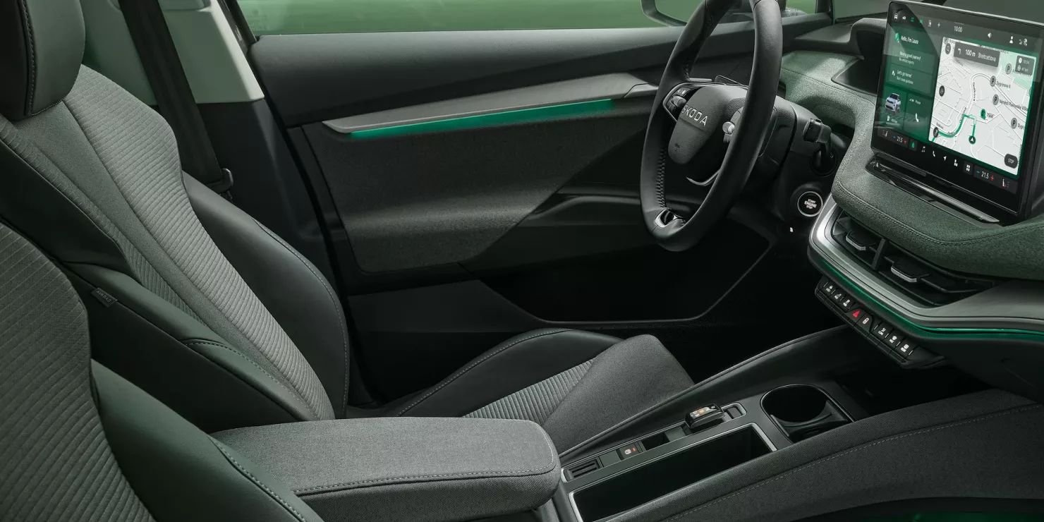 Innenraum eines Škoda Enyaq mit modernem Lenkrad und großem Display.