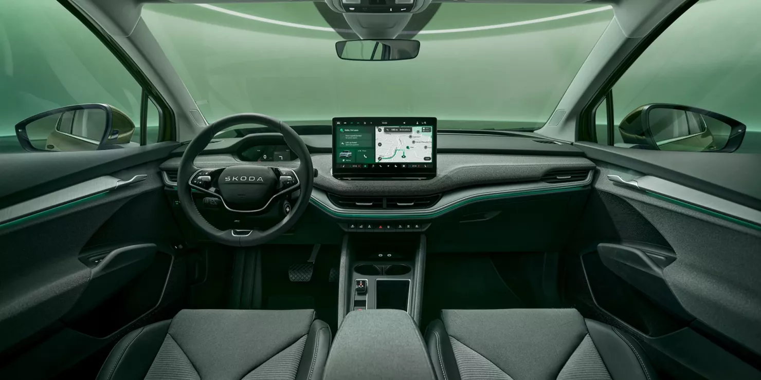 Innenraum eines Škoda Enyaq mit modernem Armaturenbrett und großem Display.