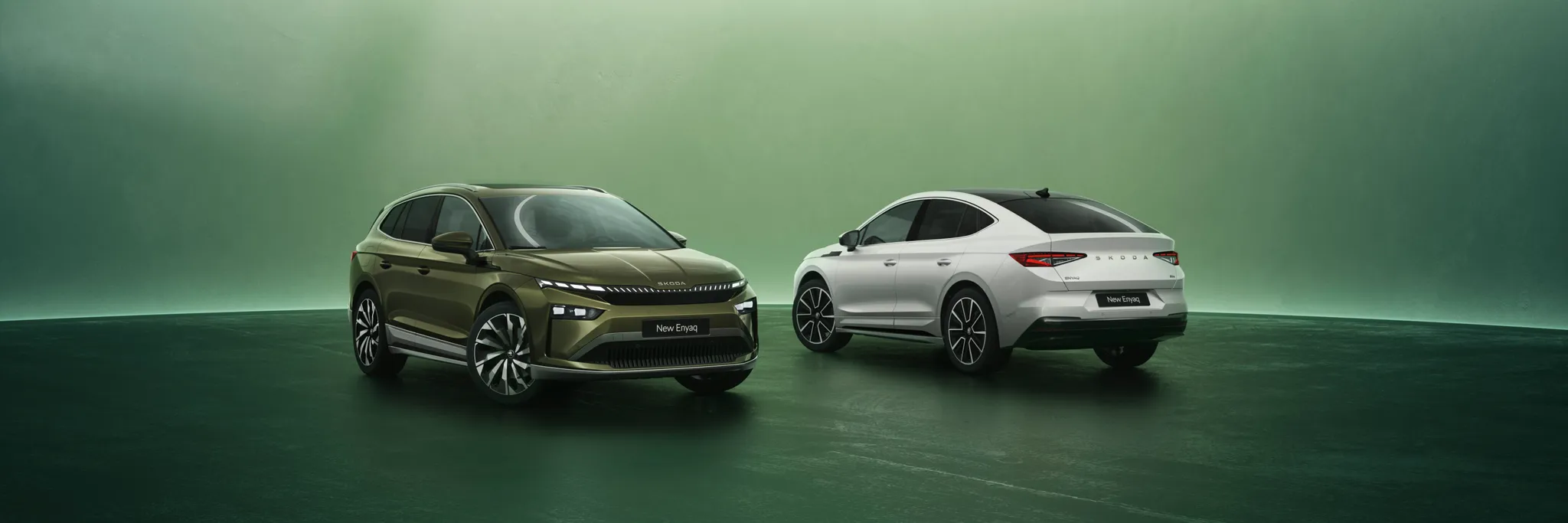 Zwei Skoda Enyaq Coupé in grün und weiß auf einem grünen Hintergrund.