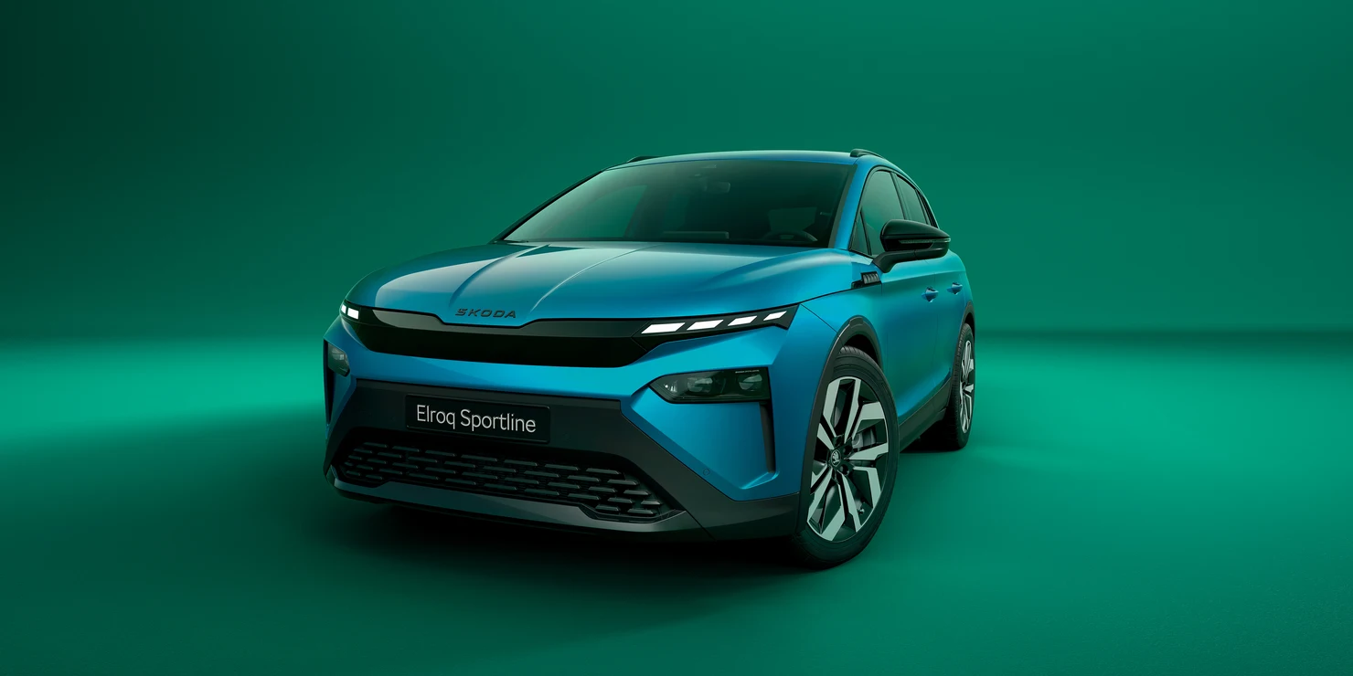 Ein blauer Škoda Elroq Sportline auf grünem Hintergrund.