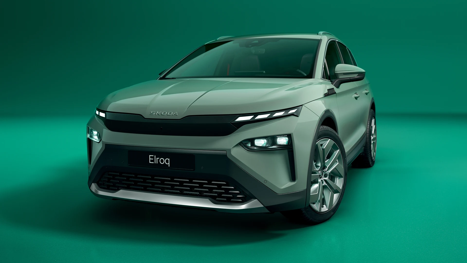 Ein Skoda Elroq Auto vor grünem Hintergrund.