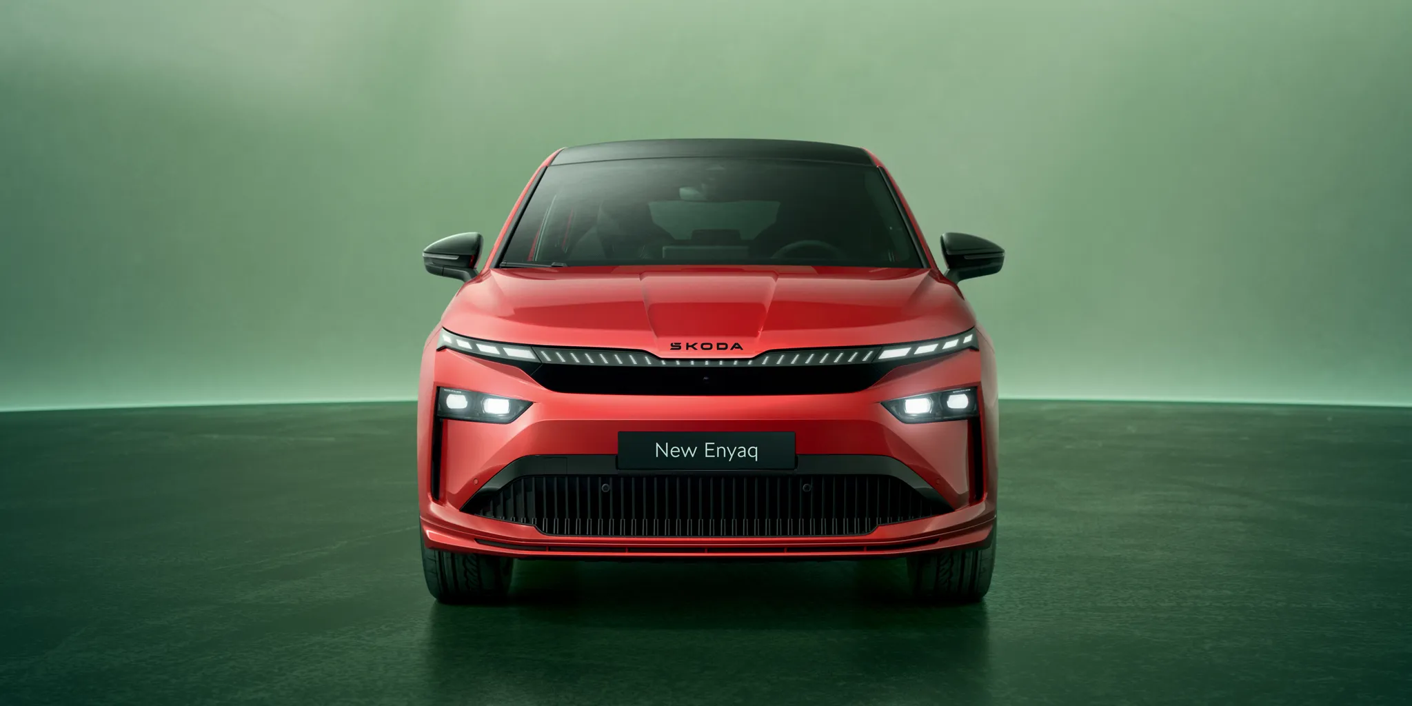 Ein roter Škoda Enyaq Coupé Sportline von vorne.