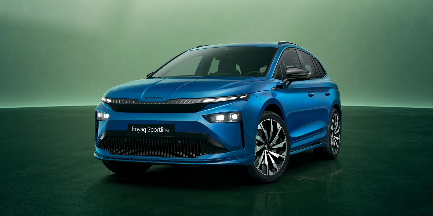 Ein blauer Škoda Enyaq Sportline auf grünem Hintergrund.
