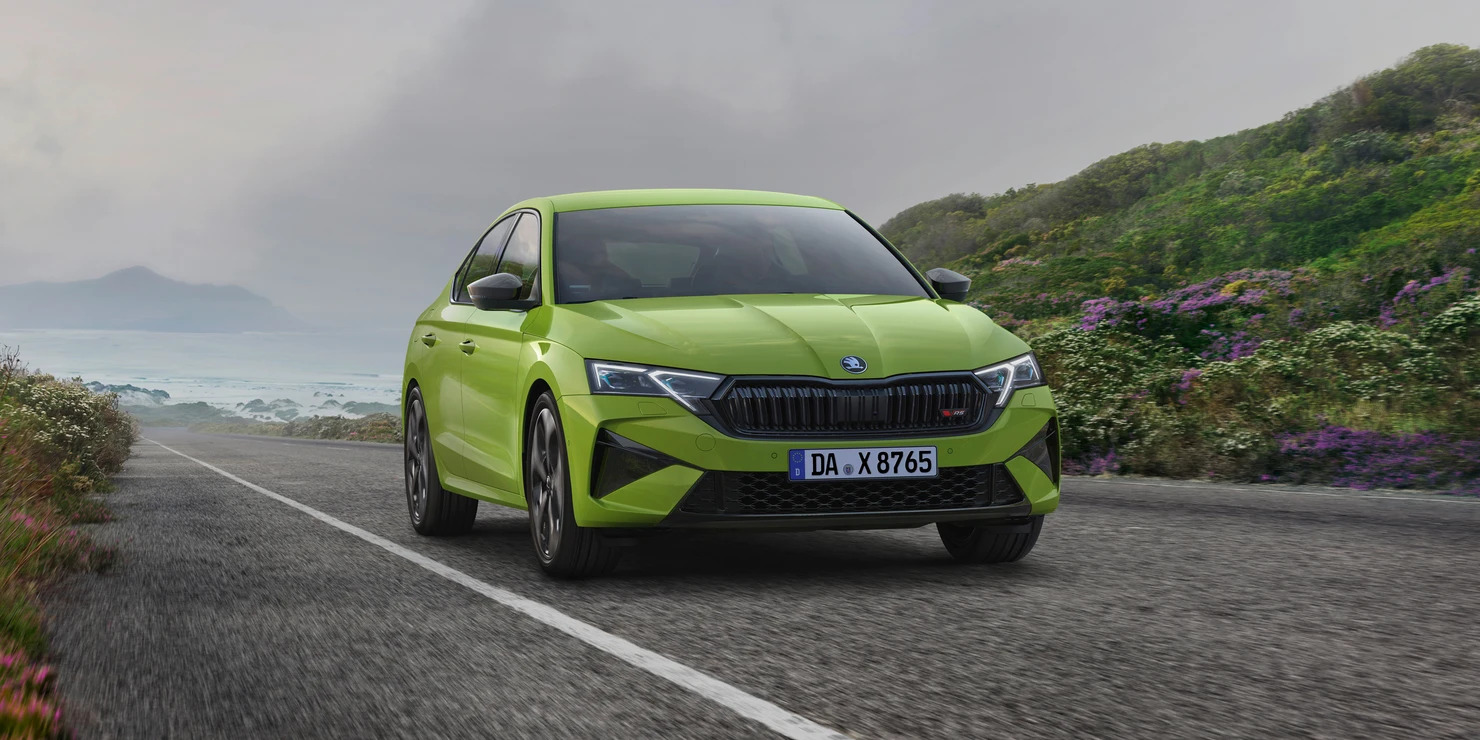 Grüner Skoda Octavia RS fährt auf einer Landstraße.