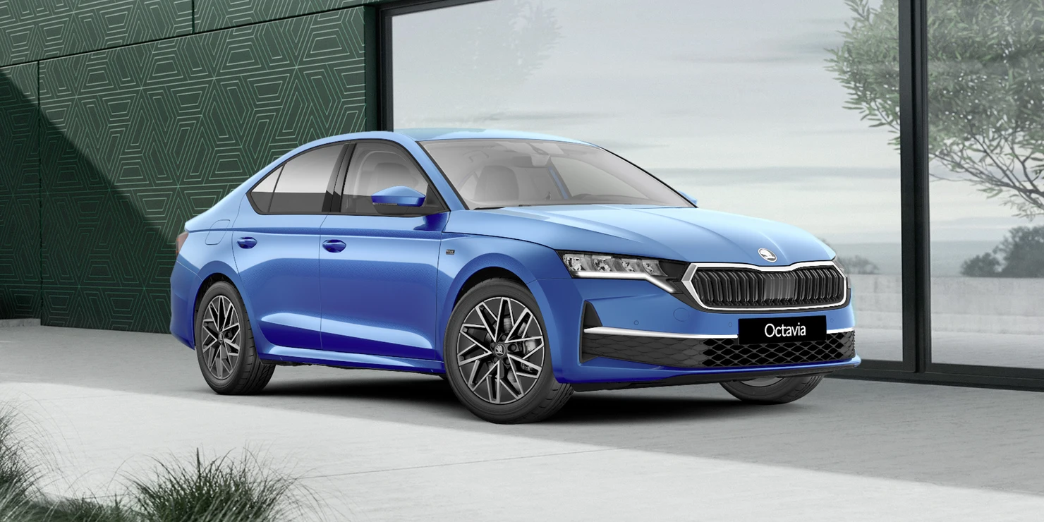 Blaues Skoda Octavia Auto vor einer modernen Gebäudewand.