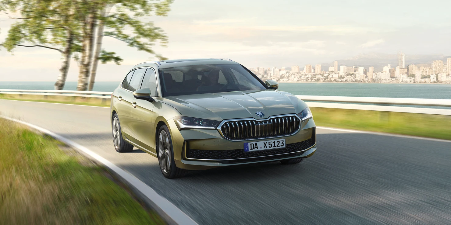 Ein Skoda Superb Combi fährt auf einer Küstenstraße.