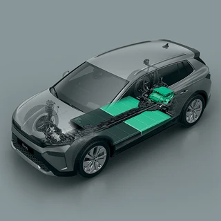 Ein Skoda Elroq mit sichtbarer 55-kWh-Batterie und Antriebssystem im Querschnitt.