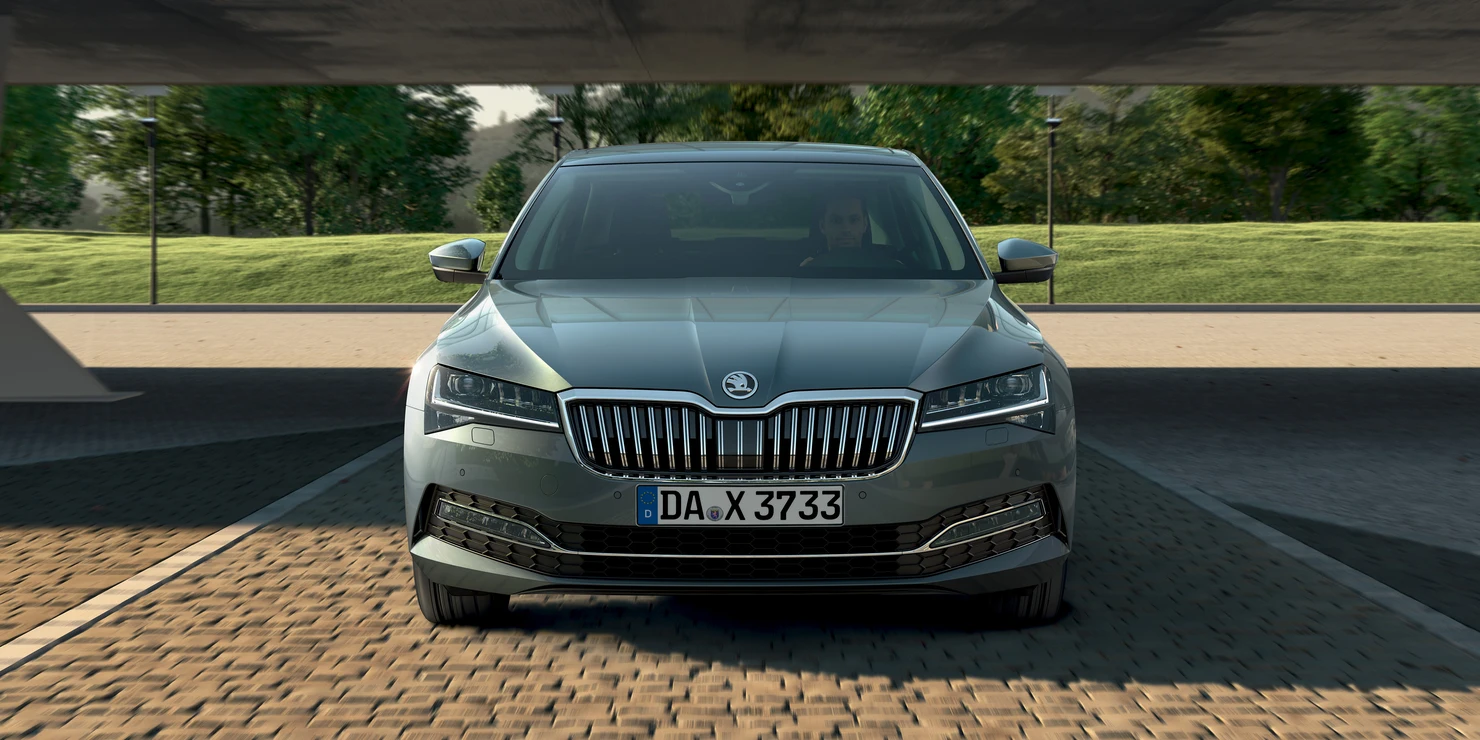 Skoda Superb von vorne auf einer gepflasterten Straße.