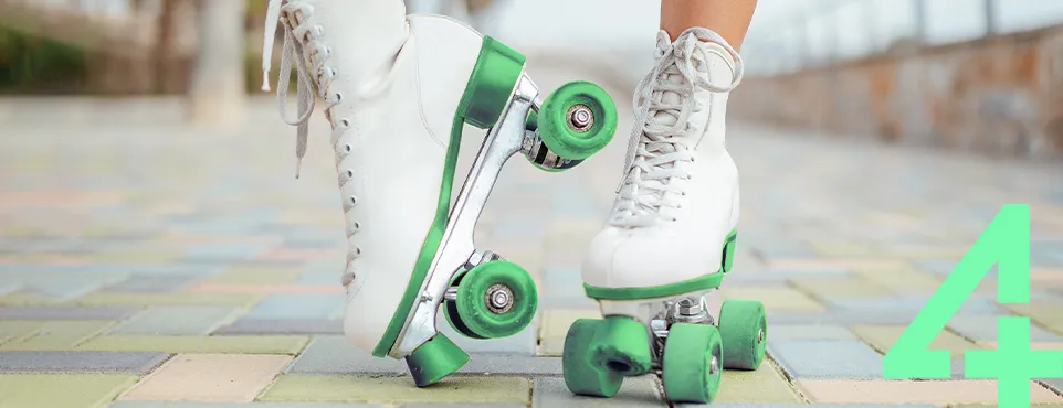 850.190_SAD_Service_Clever_Service_HPP_Teaser_962x370_11_201023 Zwei weiße Rollschuhe mit grünen Rollen auf einem gepflasterten Boden.