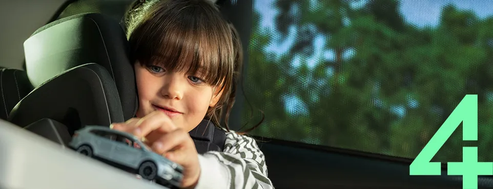 850.190_SAD_Service_Clever_Service_HPP_Teaser_962x370_3_201023 Ein Kind spielt mit einem Spielzeugauto im Auto.
