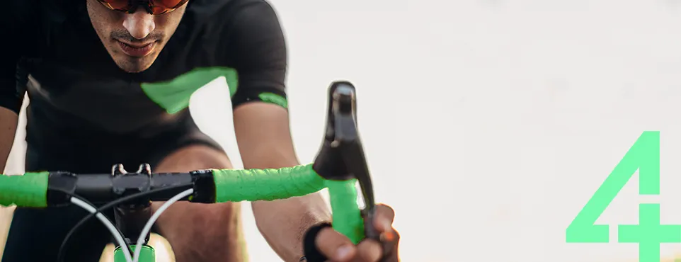 850.190_SAD_Service_Clever_Service_HPP_Teaser_962x370_5_201023 Ein Radfahrer in sportlicher Kleidung beugt sich über den Lenker eines Rennrads.