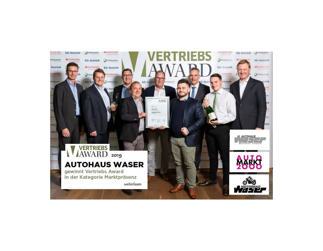 Gruppe von Männern posiert mit einem Vertriebsaward für das Autohaus Waser.