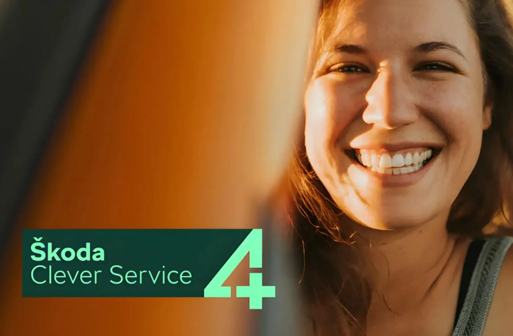 Eine lächelnde Frau neben dem Text "Škoda Clever Service 4+".