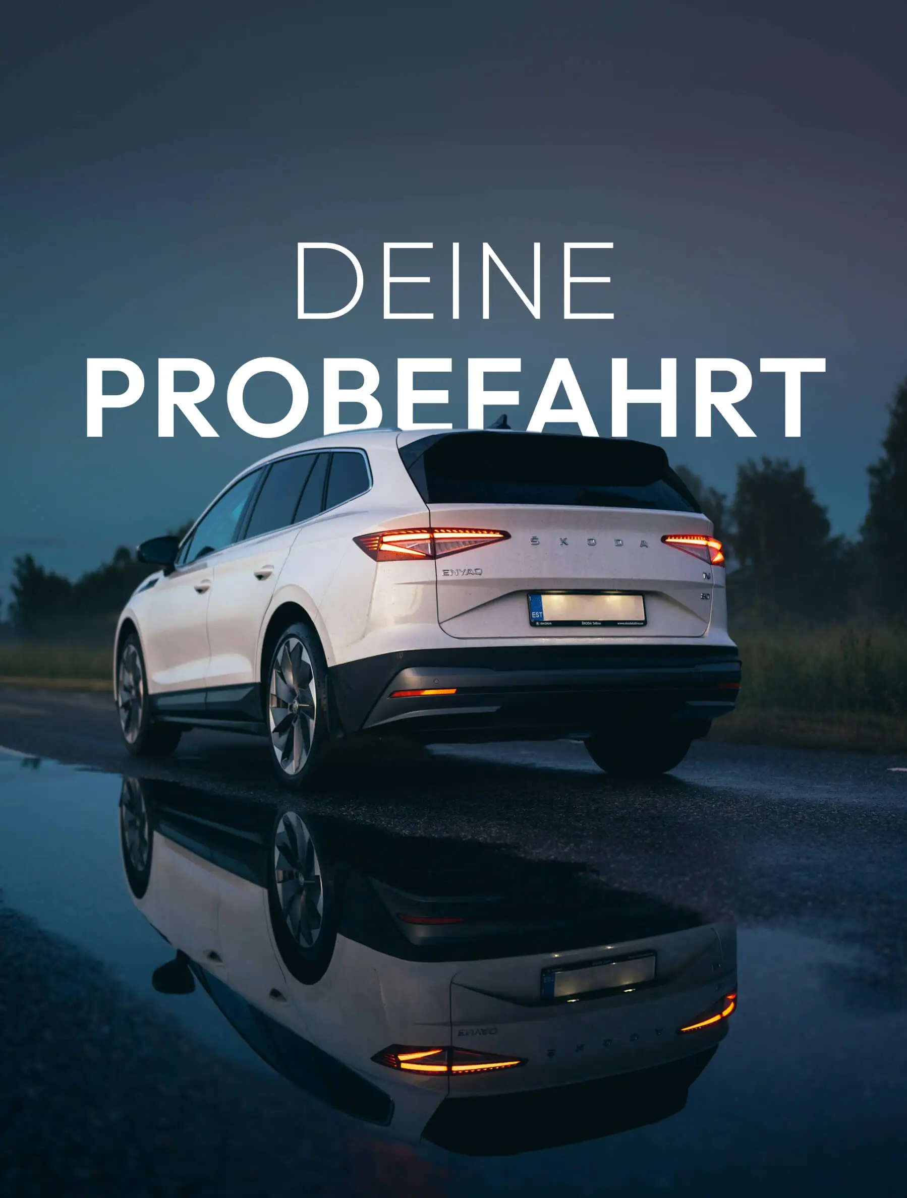 DeineProbefahrtx22 Ein weißer Škoda Enyaq SUV auf nasser Straße mit der Aufschrift "Deine Probefahrt".