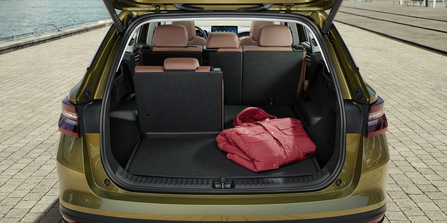 Kofferraum eines Škoda Kodiaq mit gefalteter roter Jacke.