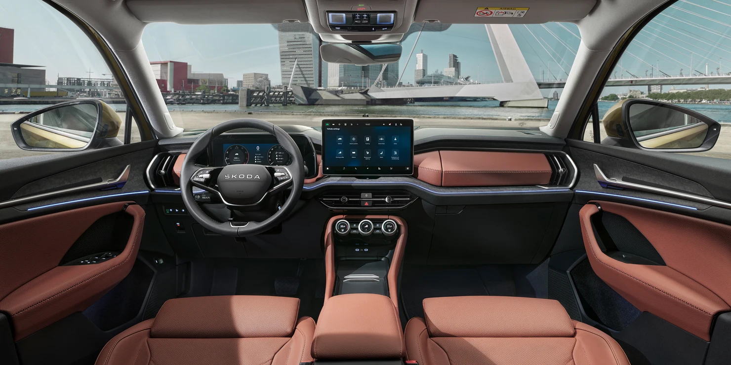 Innenansicht eines Škoda Kodiaq mit modernem Armaturenbrett und großem Touchscreen.