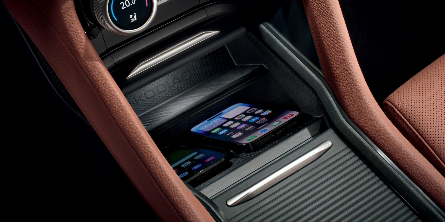 Mittelkonsole eines Škoda Kodiaq mit Smartphone-Ablage und Klimaanlagensteuerung.