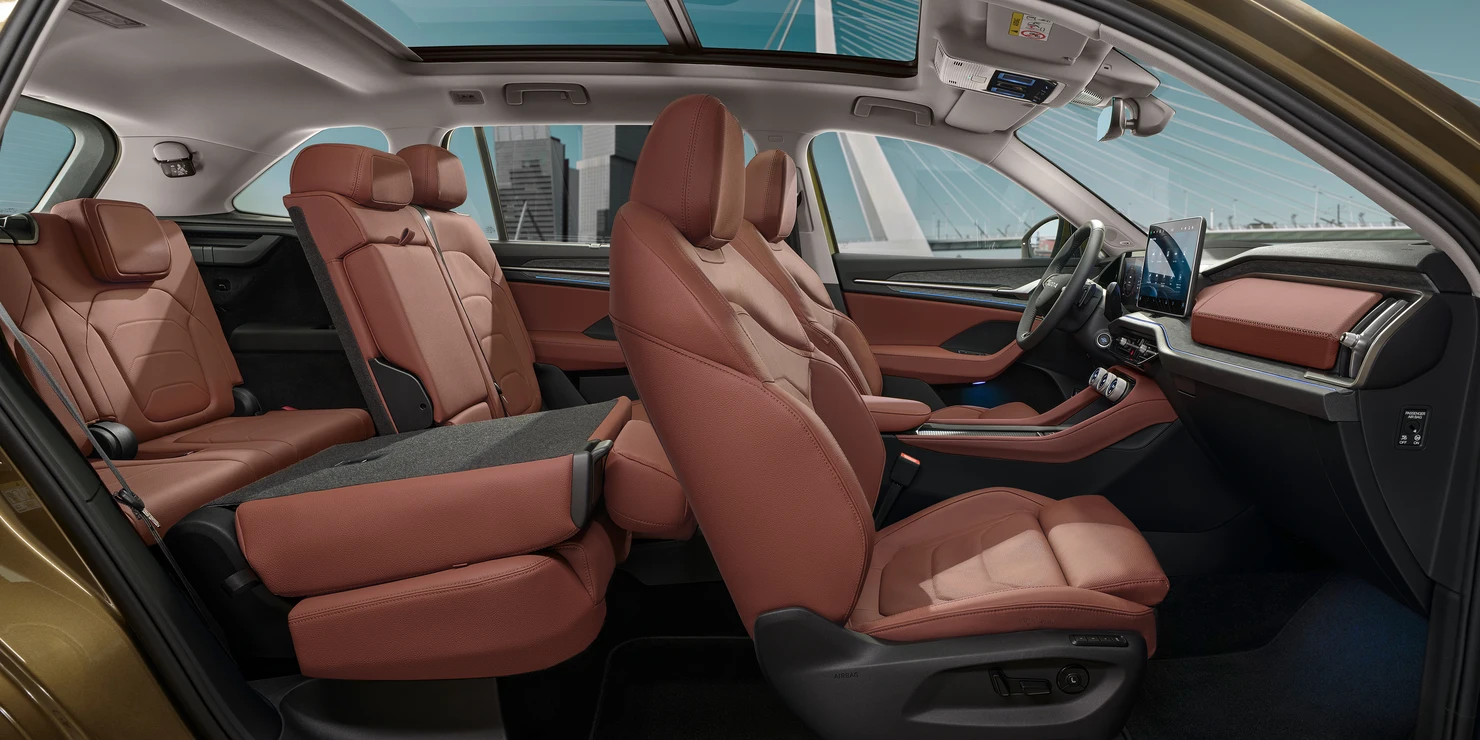 Innenansicht eines Škoda Kodiaq mit braunen Ledersitzen und modernem Armaturenbrett.