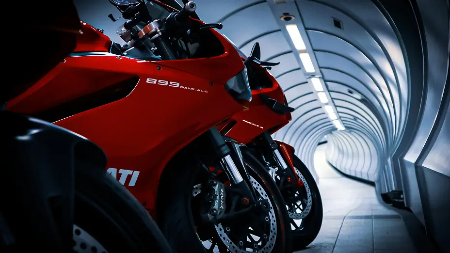 ducatimw2 Rote Ducati 899 Panigale Motorräder stehen in einem futuristischen Tunnel.