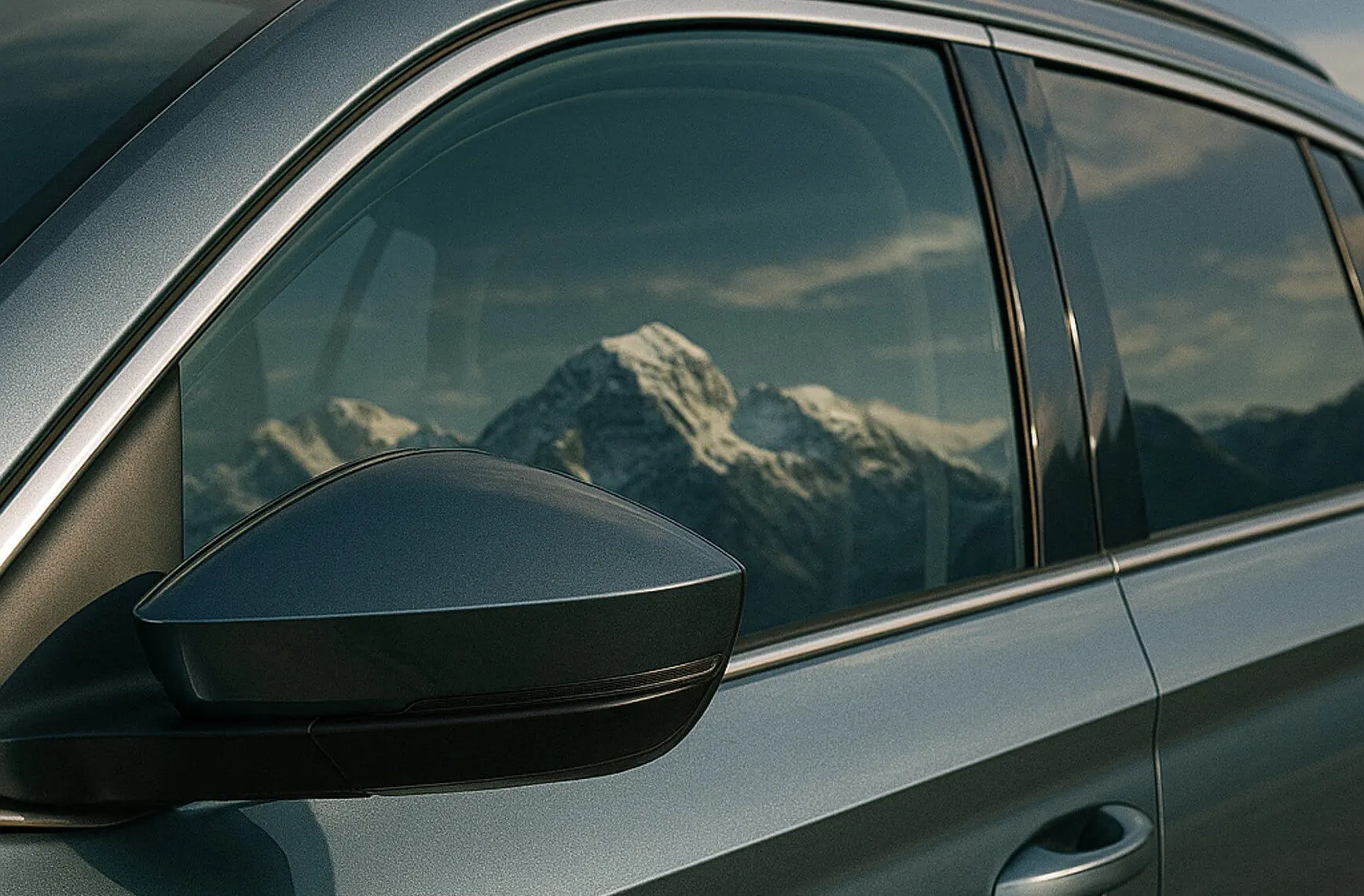 Nahaufnahme eines Autospiegels mit Schweizer Berglandschaft im Hintergrund.