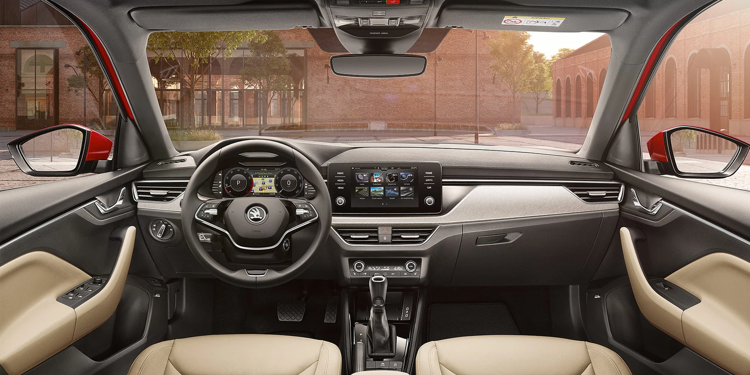 Innenansicht eines Škoda Kamiq mit modernem Armaturenbrett und Infotainment-System.