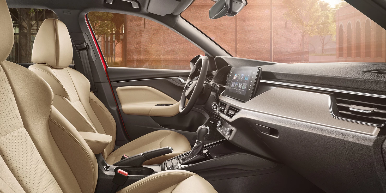 Innenansicht eines Skoda Kamiq mit beigen Ledersitzen und modernem Armaturenbrett.