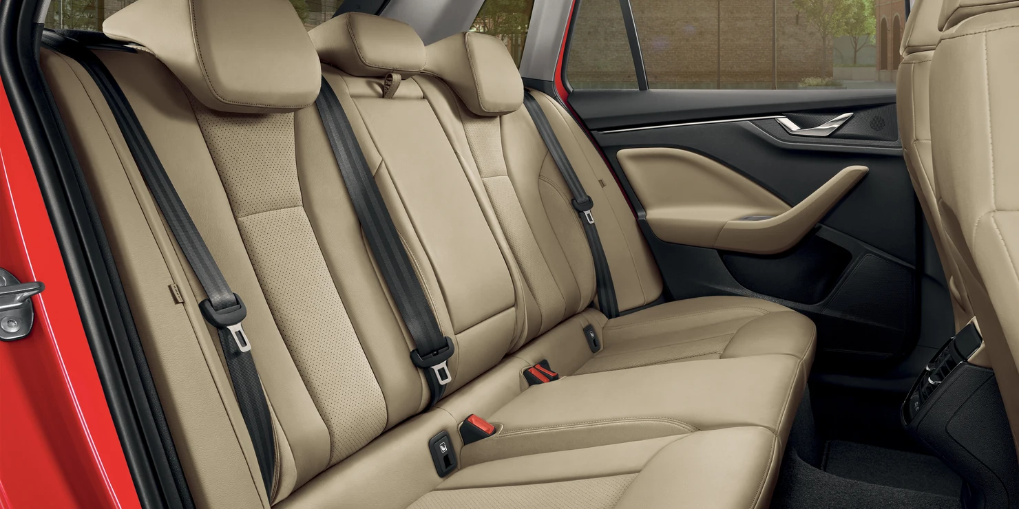 Rücksitze eines Skoda Kamiq mit beigen Polstern und Sicherheitsgurten.
