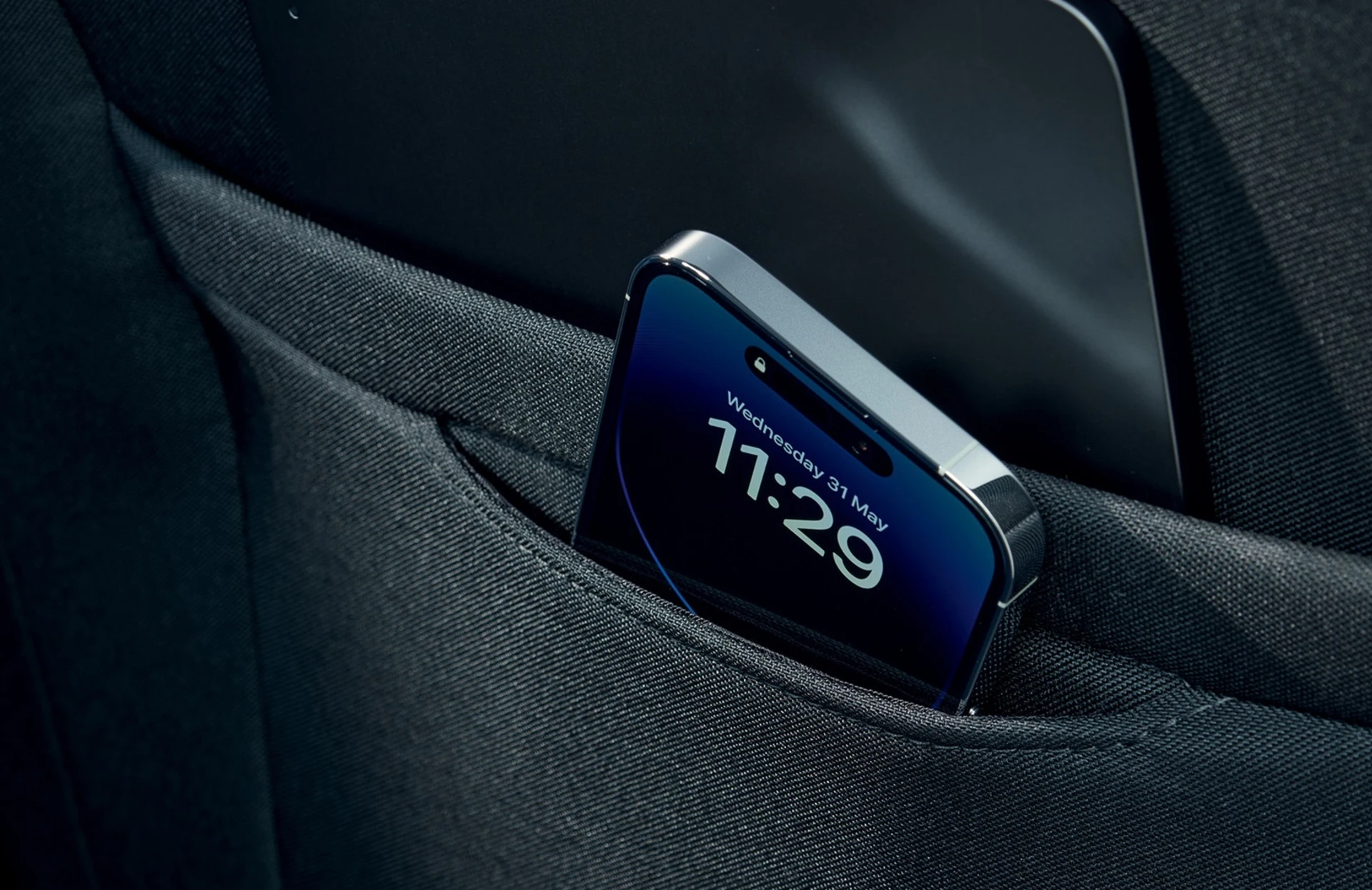 kamiq_ausstattung-2 Ein Smartphone steckt in einer Autotasche.