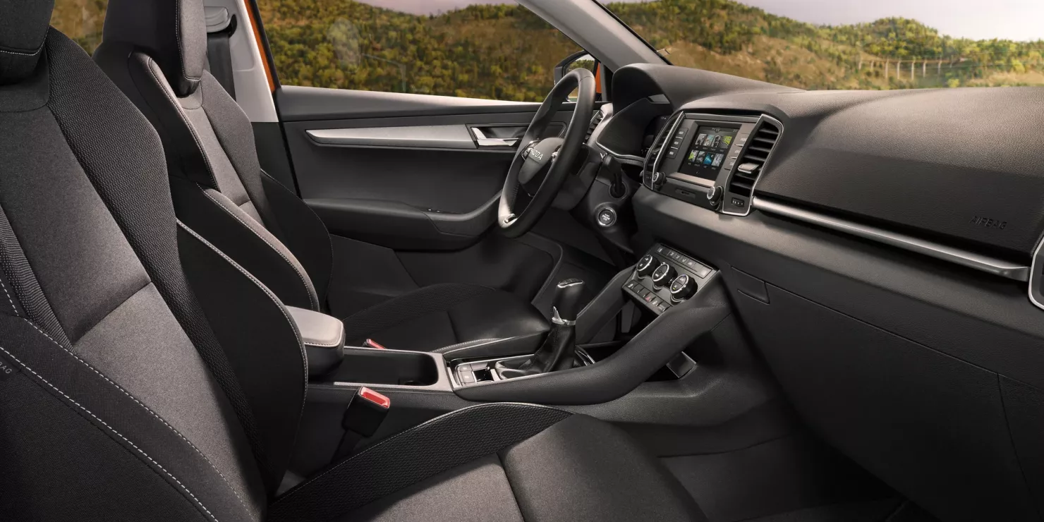 Innenansicht eines Škoda Karoq 2025 mit Blick auf das Armaturenbrett und die Vordersitze.